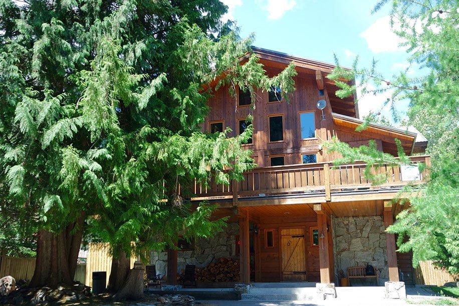 Alpine Lodge Whistler hostels exterior