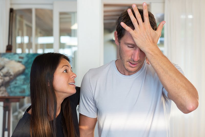 Kim perdonando a Chris antes de que salga con una excusa estúpida